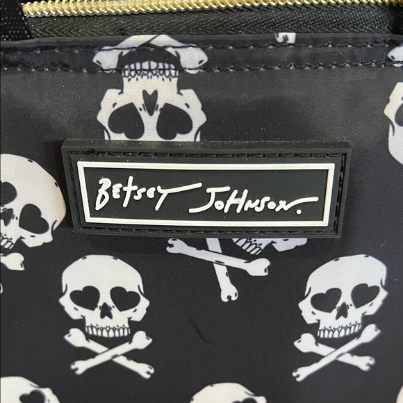 Betsey Johnson | Black Skull Lunch Tote w/ Crossbody Strap - Picture 5 of 7